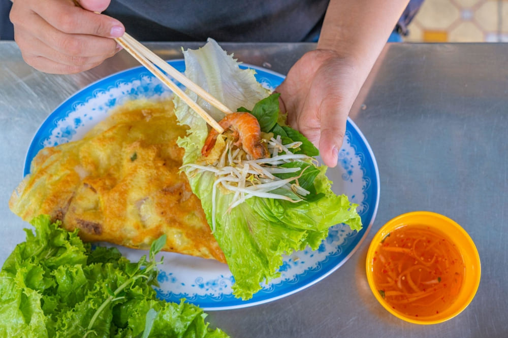 Banh Xeo, which is crispy and favourable, is a delicious dish that you shouldn't miss to try when visiting Da Nang (Source: Internet)
